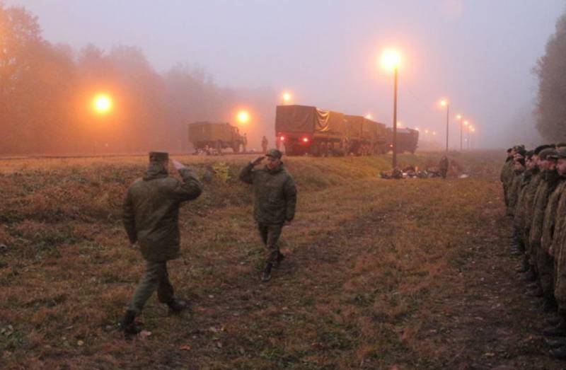 ロシア軍の人員と軍事装備を備えた最初の階層がベラルーシに到着しました