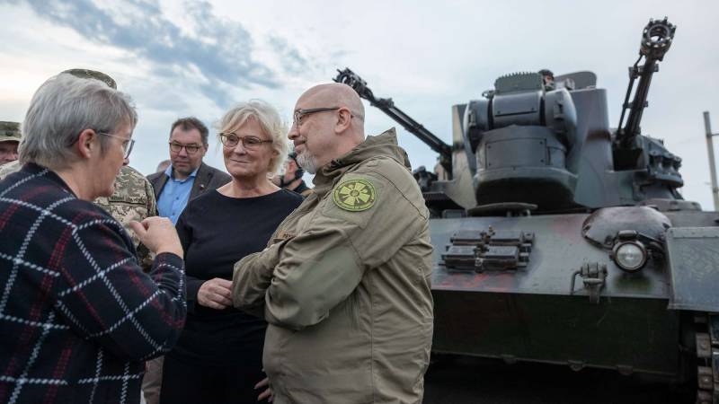 Tysklands försvarsminister Christina Lambrecht meddelade leveransen av ett stort parti stridsvagnar till Ukraina