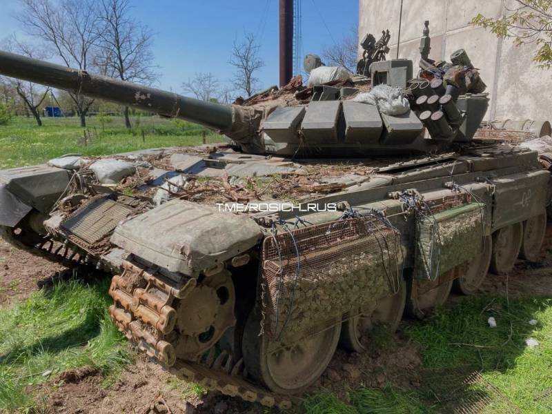 T-72B3 の正面図にバスケットとバッグの瓦礫があります。