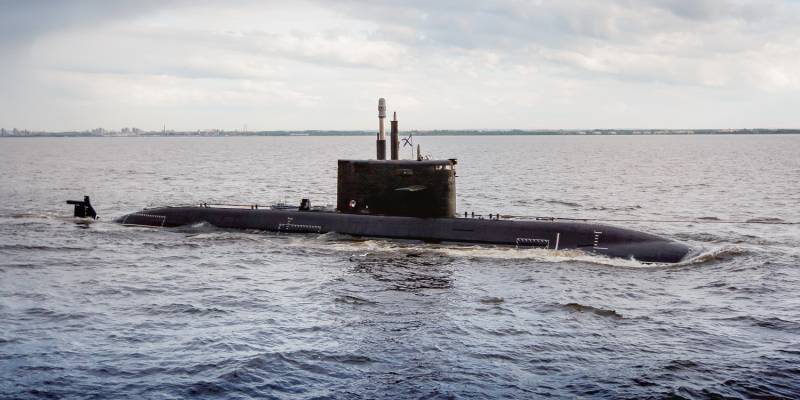 Das dieselelektrische U-Boot "Kronstadt" des Projekts 677 führt im Rahmen der Tests eine Reihe von Tauchgängen in der Ostsee durch