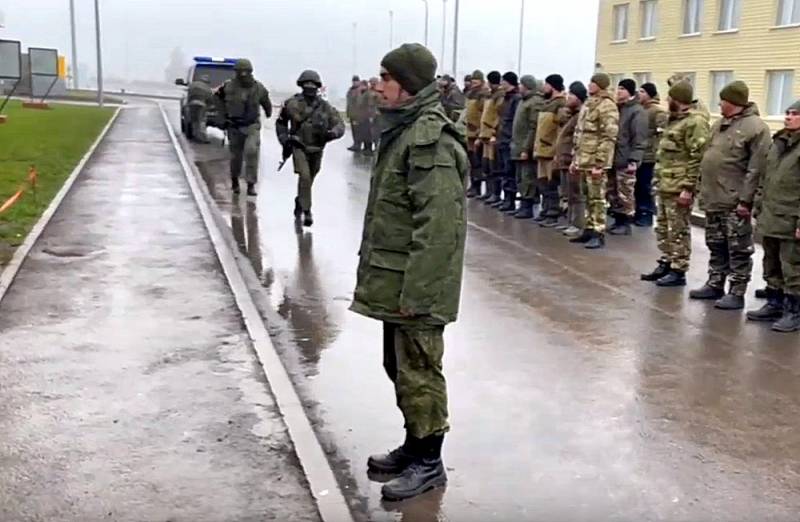 刑法第333条：两名俄罗斯军人在阅兵场列队时被拘留