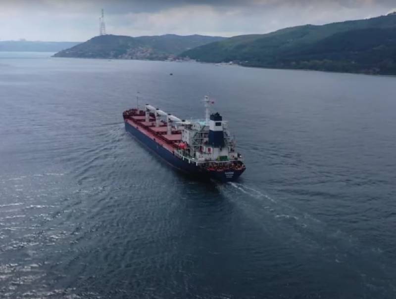 غادرت سفن الشحن الجاف ميناء أوديسا على الرغم من تعليق روسيا مشاركتها في صفقة الحبوب
