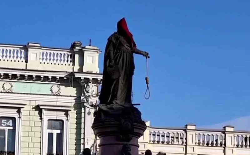 Monumento a Caterina II sconsacrato nel centro di Odessa