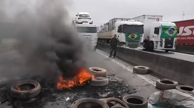 Para pengunjuk rasa di Brasil meminta militer untuk campur tangan dan memihak mereka