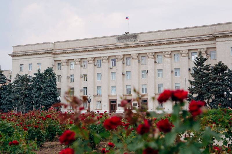 СМИ Украины: Российский флаг сняли только с Херсонской администрации, но не с соседних зданий