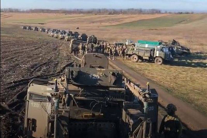 Il comando delle forze armate ucraine trascina veicoli blindati in direzione di Kherson