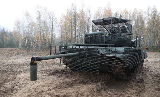 T-72 biélorusse avec une "visière" et un "poêle"