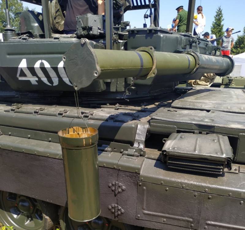 T-72 với "tấm che" và "bếp" trên đường ống OPVT