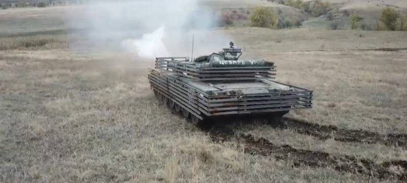 Tank T-80BV s clonami