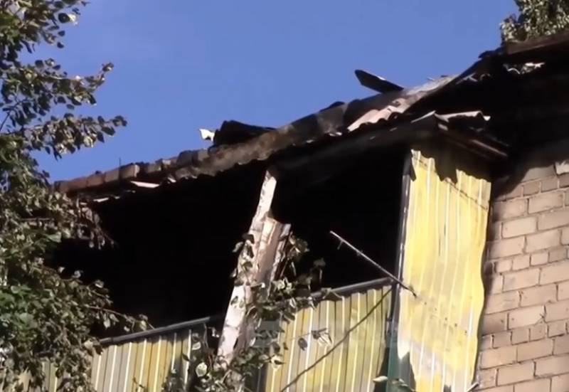 في دونيتسك ، تم تسجيل إصابة مباشرة بقذيفة للقوات المسلحة الأوكرانية في شقة في مبنى سكني