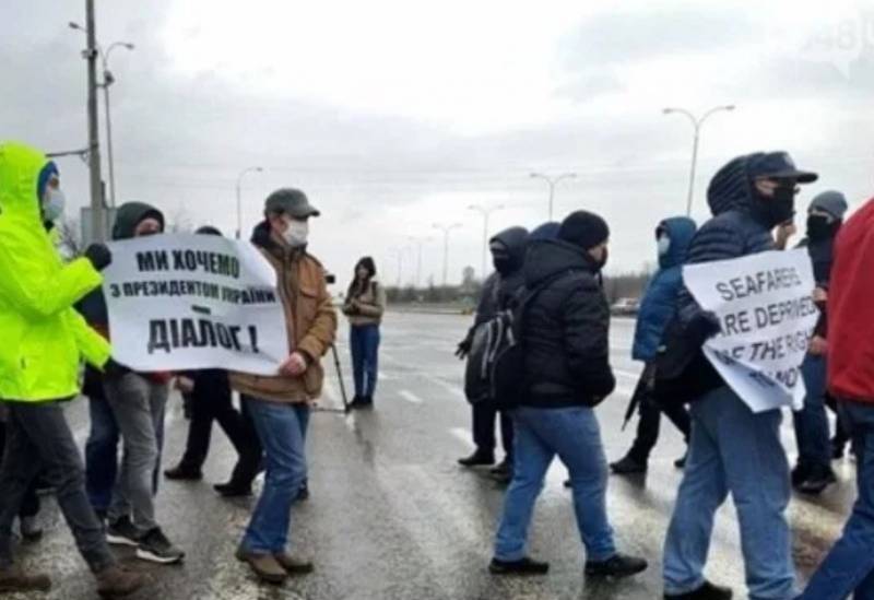 В Одессе продолжаются протесты моряков, требующих разрешить им работать за границей