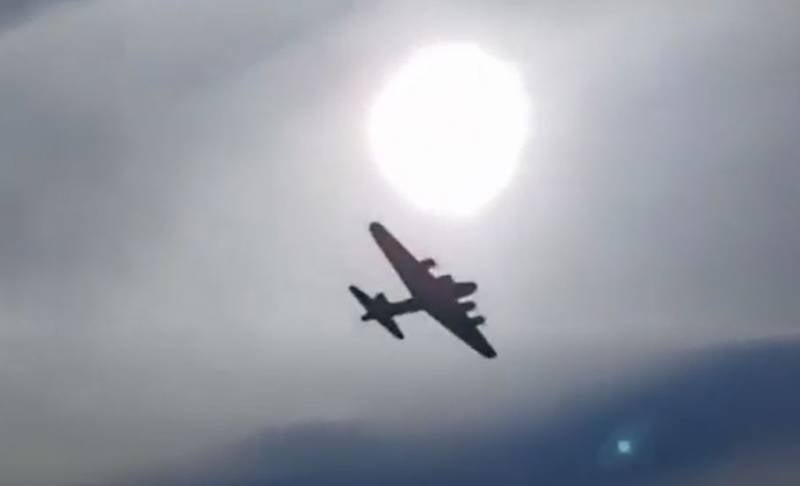 미국에서 열린 에어쇼에서 두 대의 제XNUMX차 세계 대전 비행기가 공중에서 충돌했습니다.