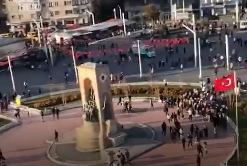 A suicide bomber detonated an explosive device in the center of Istanbul