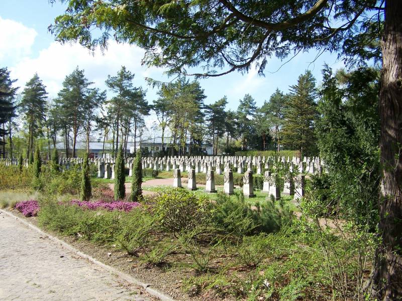 Na Alemanha, eles decidiram dividir os cemitérios dos soldados soviéticos em russos e ucranianos