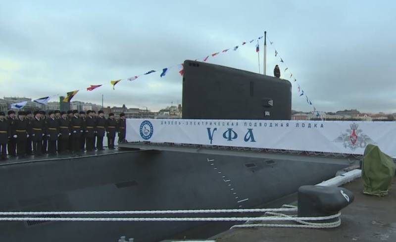 네 번째 "Varshavyanka"에서 St. Andrew의 깃발은 태평양 함대를 위해 제기되었습니다.