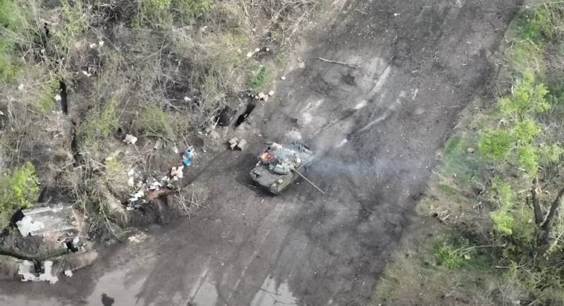 Russian MBT covered the evacuation of the crew from the wrecked T-80 tank