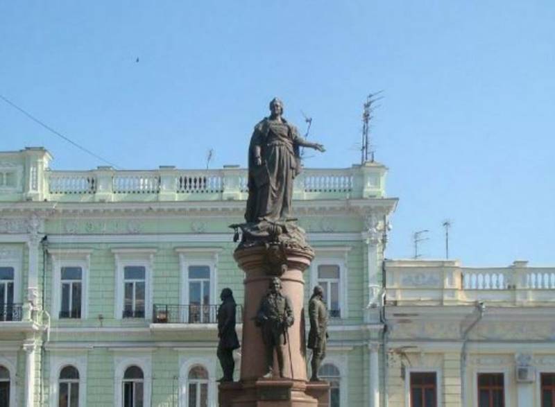 Власти Одессы всё же решили снести памятник Екатерине II