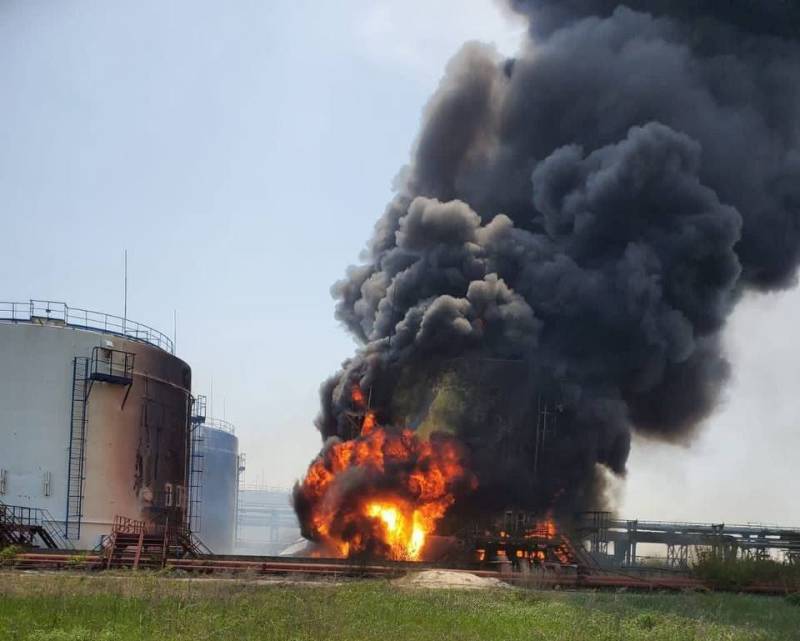 Bryansk 지역의 Surazhsky 지구에서 석유 제품이 담긴 탱크가 불타고 있습니다.