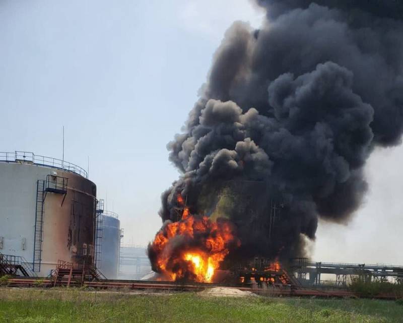 Bryansk bölgesinin Surazhsky bölgesinde petrol ürünleri içeren tanklar yanıyor