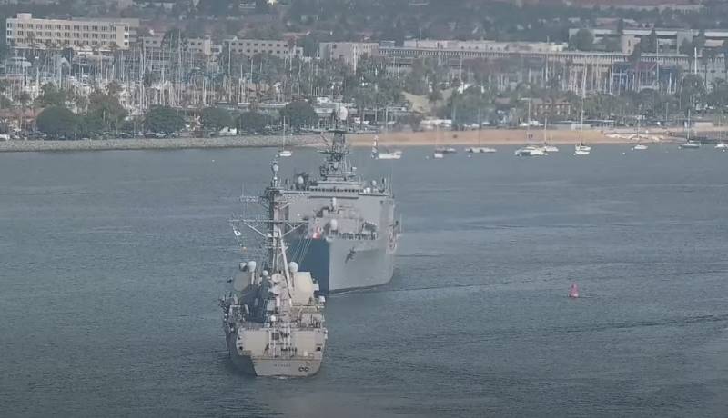 미 해군 사령부는 샌디에고 만에 정박한 미사일 구축함과 상륙함이 충돌 경로에 있던 이유를 조사하고 있습니다.