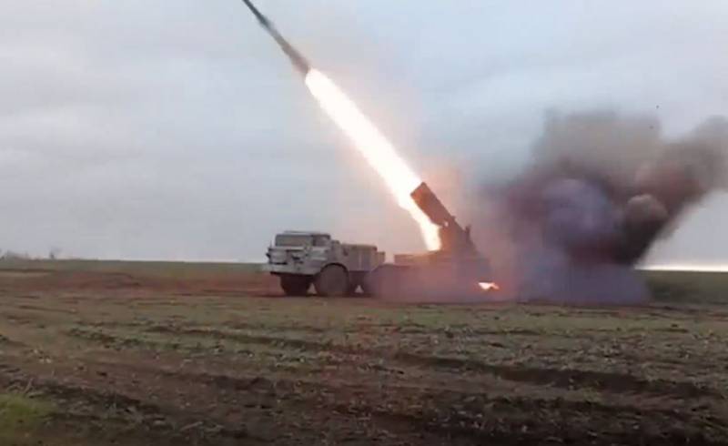 Dnepropetrovsk 근처에서 파괴된 MLRS HIMARS 및 MLRS 탄약 창고 - 국방부