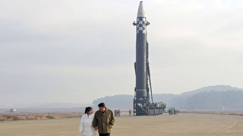 西方媒体疑惑金正恩为何带女儿演示新型弹道导弹