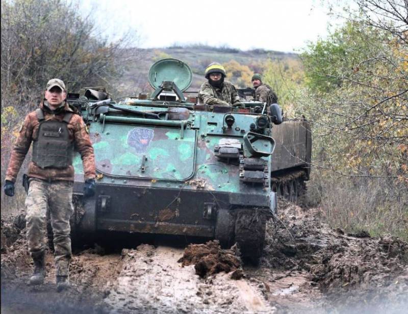 यूक्रेन के सशस्त्र बलों के अमेरिकी भारी उपकरण अगम्य यूक्रेनी कीचड़ में दिखाए गए हैं