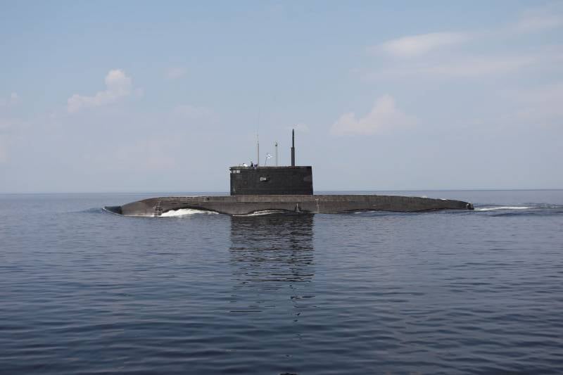 태평양 함대의 디젤 전기 잠수함 "Magadan"은 1km가 넘는 거리에서 순항 미사일 "Calibre"로 두 개의 목표물을 공격했습니다.