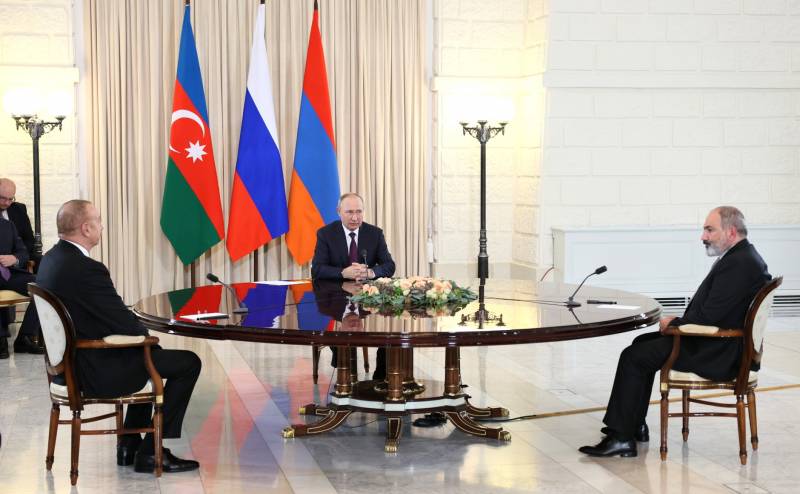 I risultati dei negoziati tra Putin, Aliyev e Pashinyan a Sochi: occorre preparare un trattato di pace