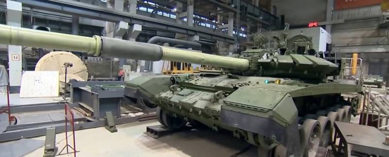 총과 "날개"에 반응 장갑이 있는 T-72B3