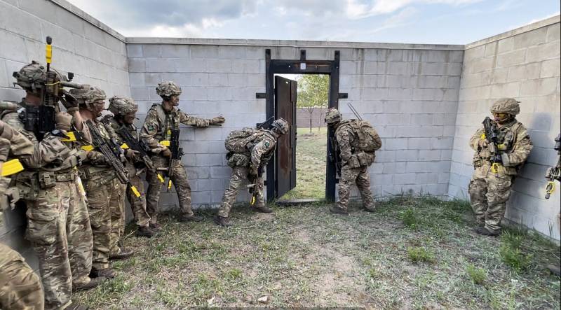 D'anciens prisonniers ukrainiens sont formés sur des terrains d'entraînement britanniques