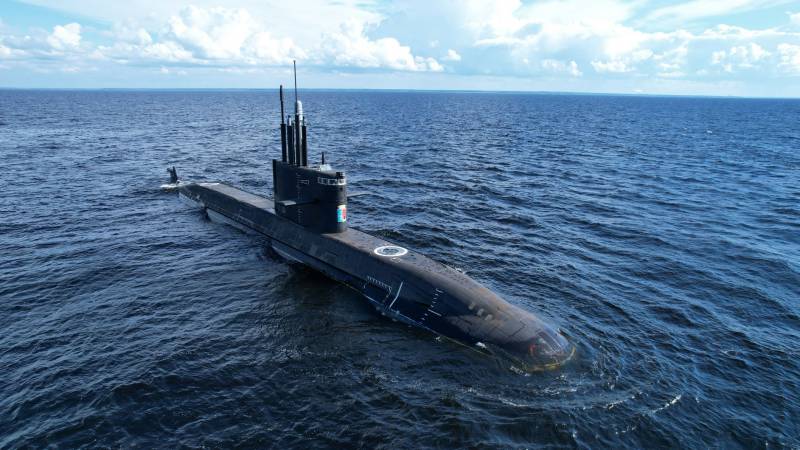 Submarino diesel-elétrico "Kronstadt" projeto 677 "Lada" continua testes no mar