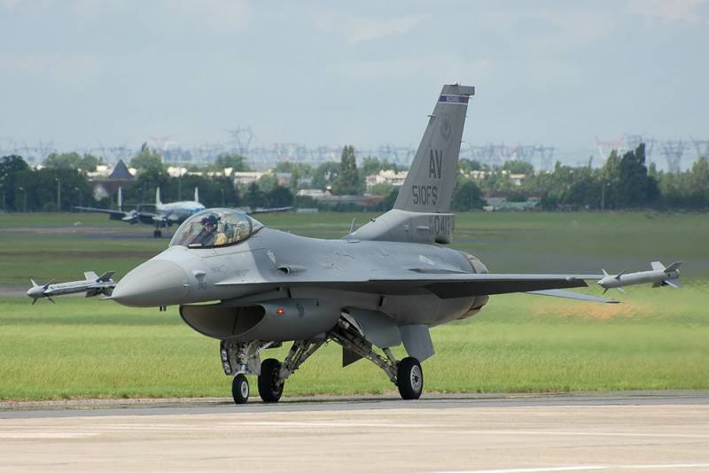 Parlamento da Bulgária apoia a compra do país de caças F-16 americanos