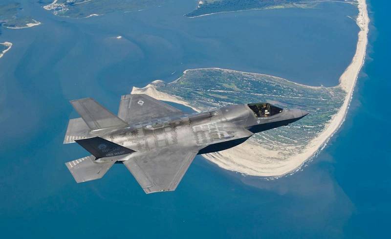 Бывший лётчик ВВС США призывает отказаться от модернизации имеющихся двигателей истребителей F-35 в пользу создания новых силовых установок