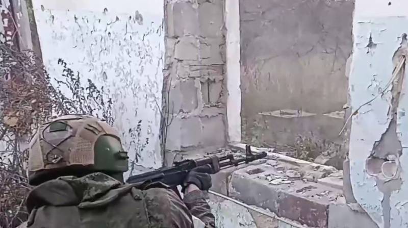 Приказани су снимци употребе импровизованих средстава за посматрање непријатеља у блиској борби од стране руских маринаца.