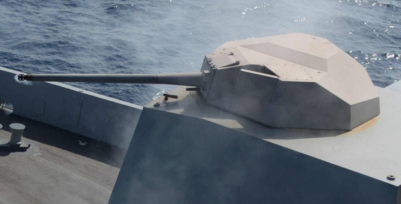 Supporto per cannone Mk.46 Mod. 2 sul mezzo da sbarco di classe San-Antonio. Fonte: www.seaforces.org