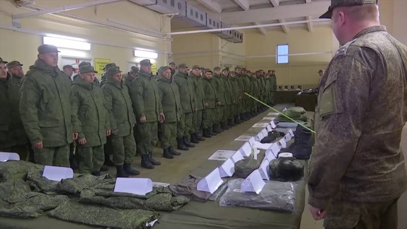 “你不应该穿着工作服和野战服去餐馆”：军事指挥官在萨拉托夫与一名志愿者谈到了这一事件