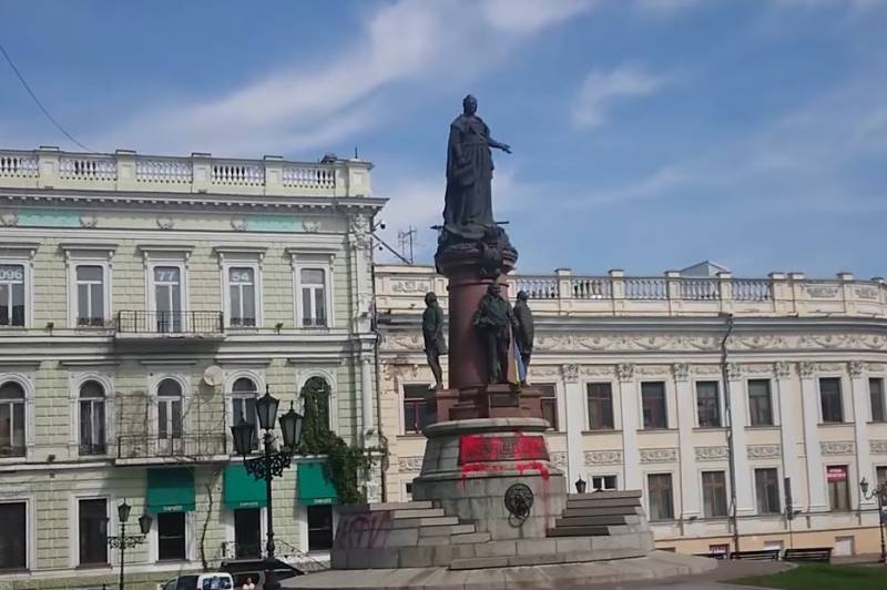 Opposing the demolition of the monument to Catherine the Great, the mayor of Odessa changed his position