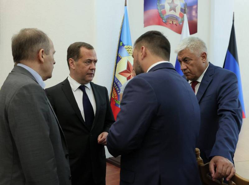 Dmitri Medwedew drängte darauf, wegen Cherson nicht in Panik zu geraten und dem Feind keinen Grund zur Freude zu geben