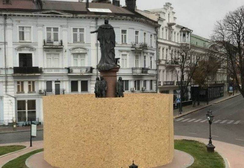Odessa'da şehrin kurucusu II. Catherine'in anıtının sökülmesi için hazırlıklar başladı.