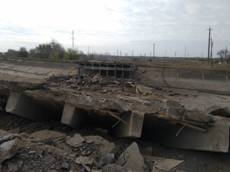 گزارش شده است که سنگ شکن های روسی سه پل را در منطقه خرسون تخریب کردند