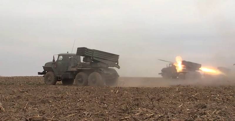 Comando sull'addestramento dei calcoli dell'MLRS delle forze armate RF in Bielorussia: ora gli artiglieri devono fare tutto altrettanto tecnicamente, ma due volte più velocemente