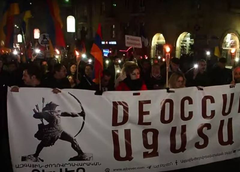In Armenien begannen antirussische Kundgebungen unter den Flaggen der Ukraine und der Vereinigten Staaten