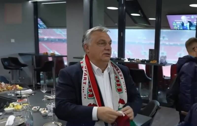 O lenço do primeiro-ministro húngaro com a imagem da "Grande Hungria" tornou-se objeto de muita atenção das autoridades romenas