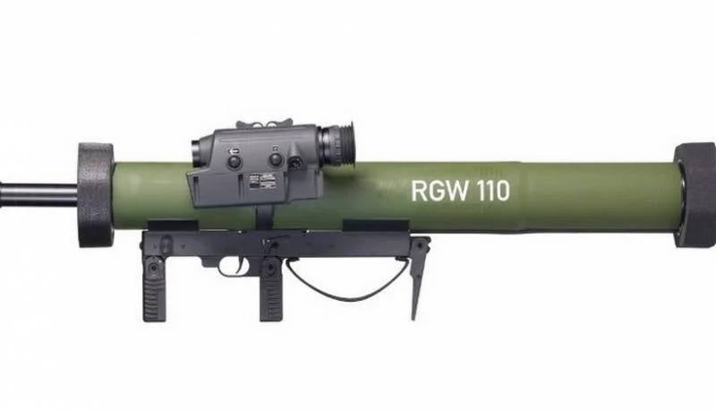 헝가리 군대는 최신 독일 일회용 110-mm RGW 110 유탄 발사기를 채택한 유럽 최초의 군대가되었습니다.