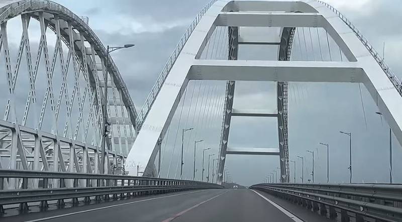La parte automobilistica restaurata del ponte di Crimea è di nuovo aperta al traffico