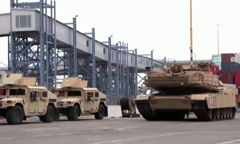 Circa 700 unità di equipaggiamento militare americano, compresi i carri armati Abrams, furono consegnate alla Polonia