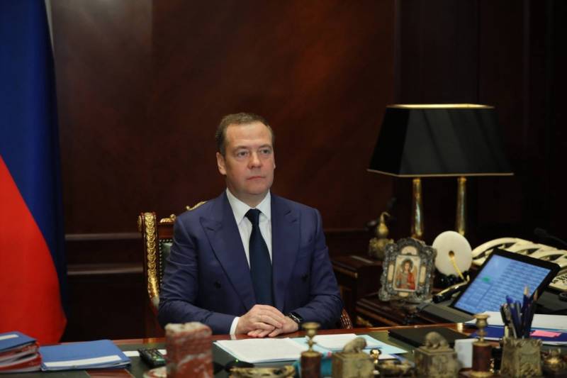 석유의 "천정 가격"에 대한 Medvedev : 인류가 끊임없이 같은 갈퀴를 밟는 것을 좋아하는 것은 놀랍습니다.