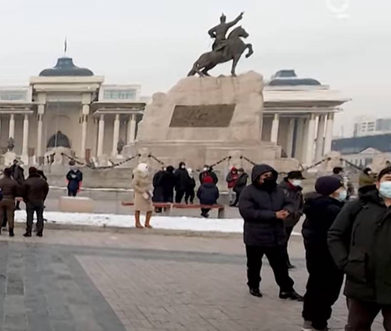 蒙古抗议者冲击政府大楼