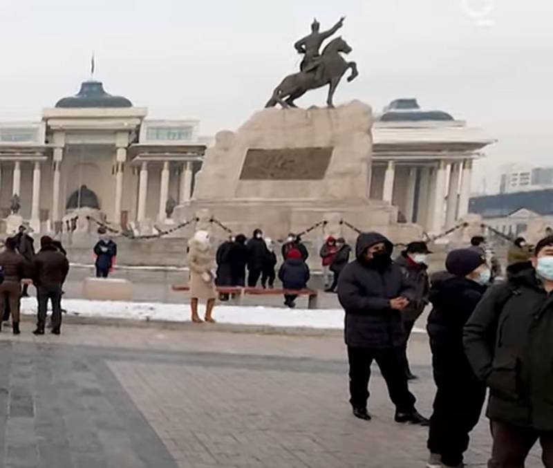 Mongolscy demonstranci szturmują budynek rządowy